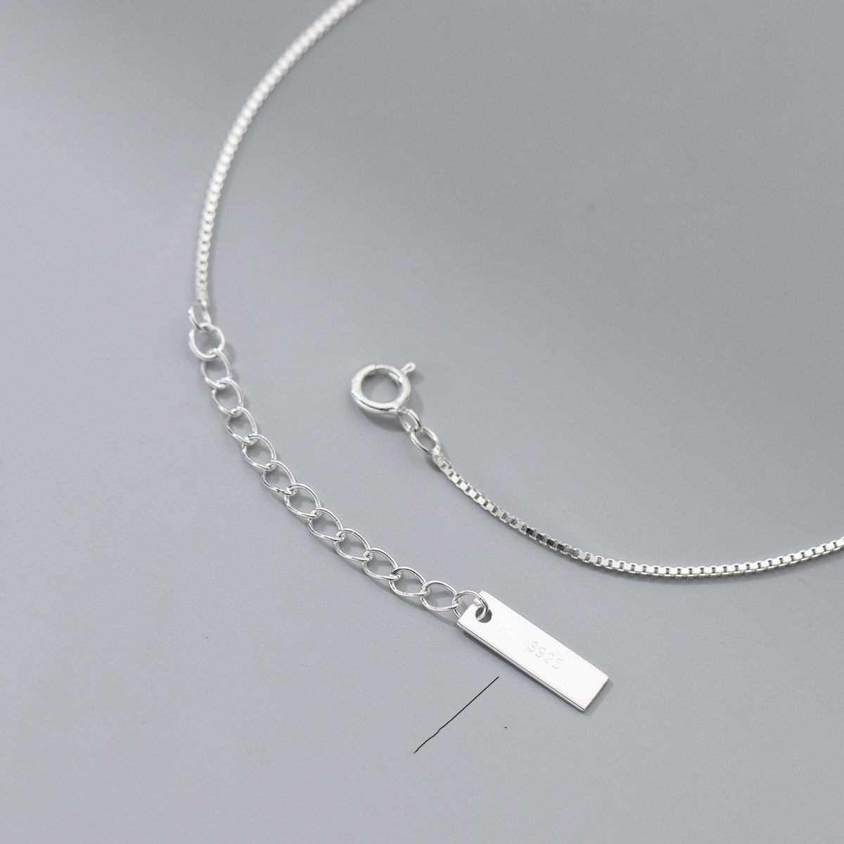 Chaîne de Cheville en Argent 925 – Petit Carré Minimaliste
