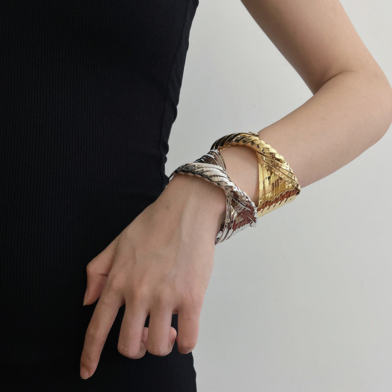 Bracelet Métallique Ajustable avec Ouverture – Style Rétro