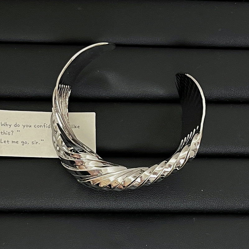 Bracelet Métallique Ajustable avec Ouverture – Style Rétro