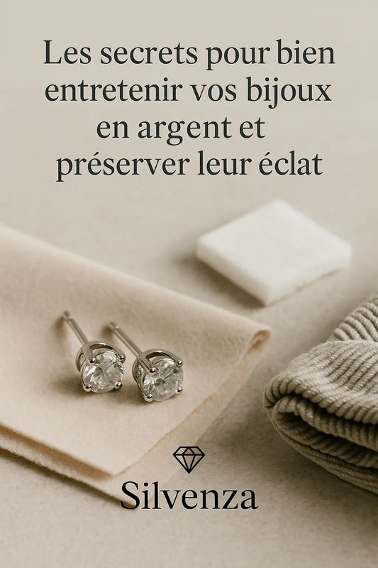 Paire de boucles d’oreilles en argent avec pierres scintillantes posées sur un tissu beige, accompagnées d’un chiffon de nettoyage et du titre de l’article sur l’entretien des bijoux, avec le logo Silvenza