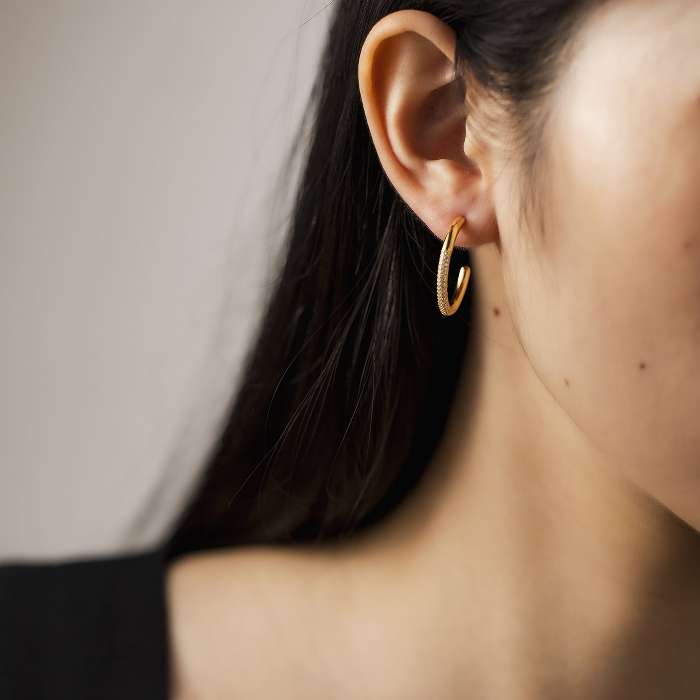 Boucles d’oreilles Créoles Ouvertes – Argent 925 & Strass Étincelants