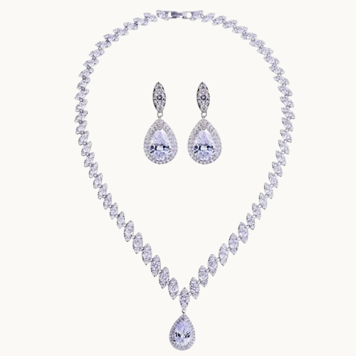 Ensemble de Bijoux en Zircon de Haute Qualité - Collier et Pendentif