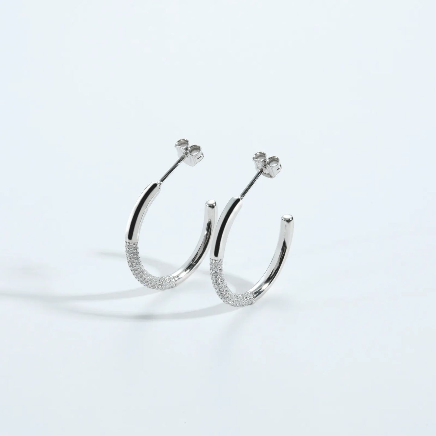 Boucles d’oreilles Créoles Ouvertes – Argent 925 & Strass Étincelants