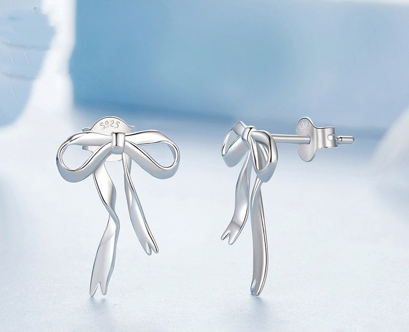 Boucles d'Oreilles Clous en Argent – Nœud Élégant