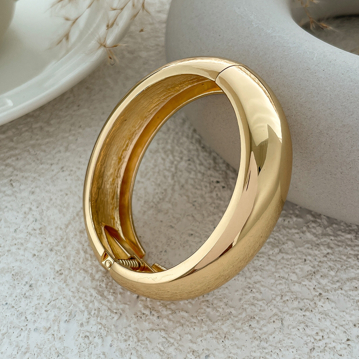 Bracelet  Métallique Brillant à Ressort – Design Irrégulier