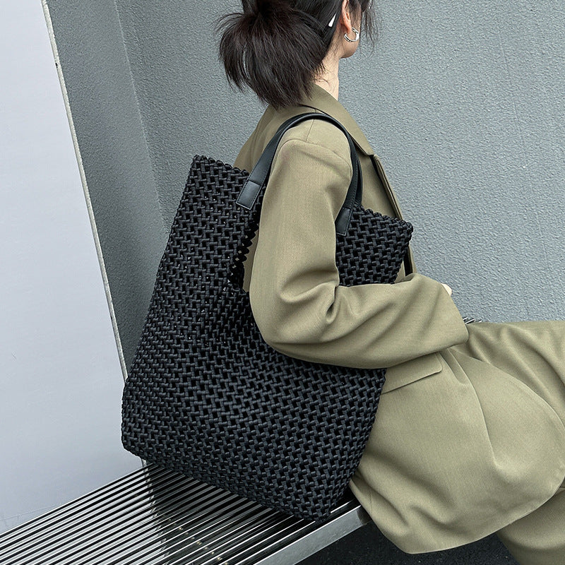 Sac à main de luxe léger tissé à la main – Design spécial en soie satinée et détails creux