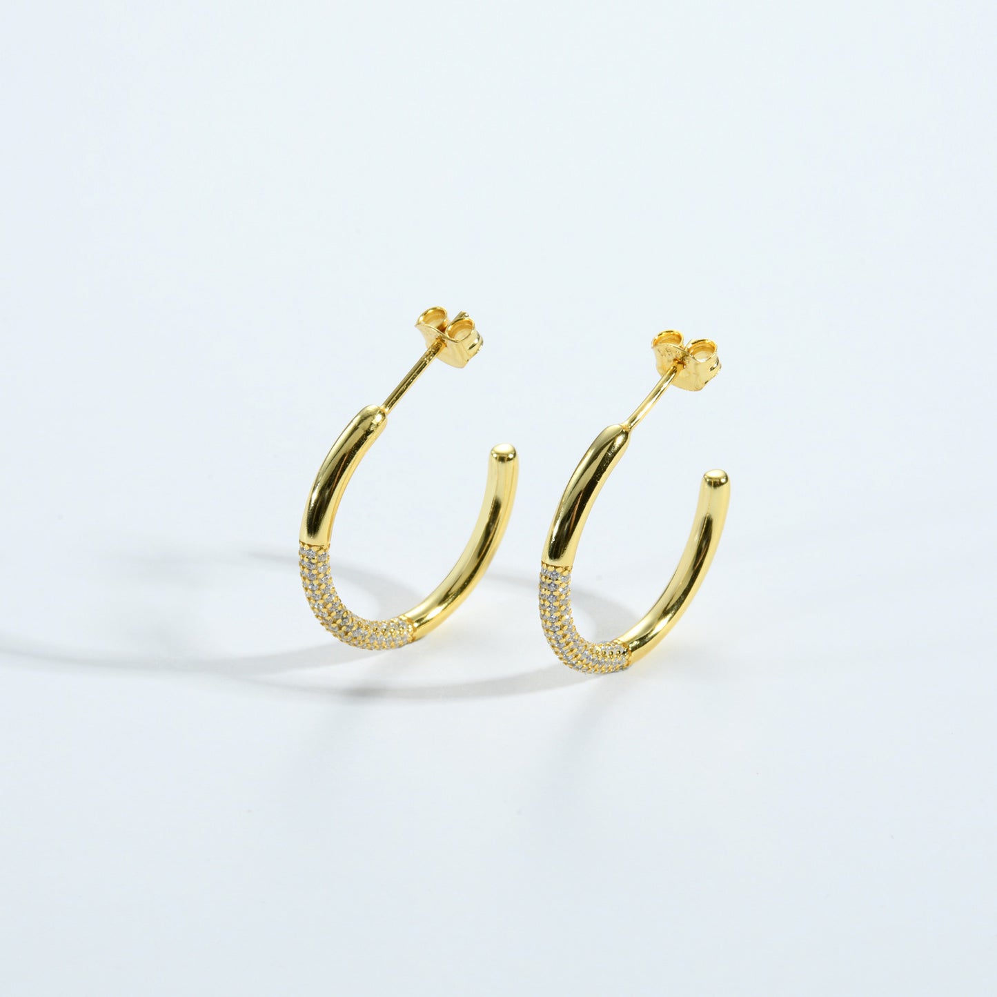 Boucles d’oreilles Créoles Ouvertes – Argent 925 & Strass Étincelants