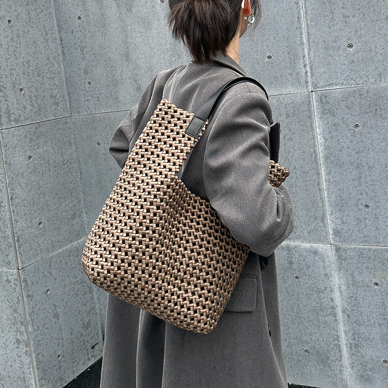 Sac à main de luxe léger tissé à la main – Design spécial en soie satinée et détails creux