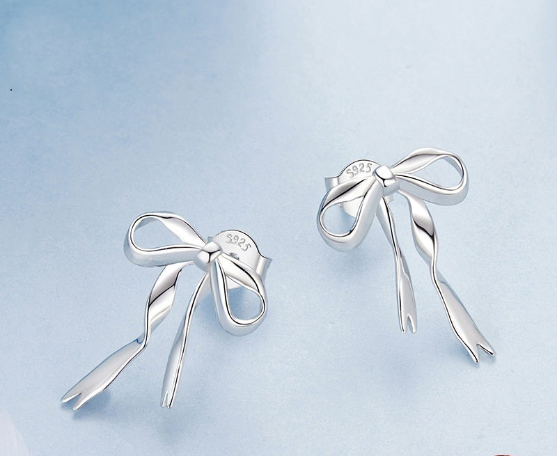 Boucles d'Oreilles Clous en Argent – Nœud Élégant