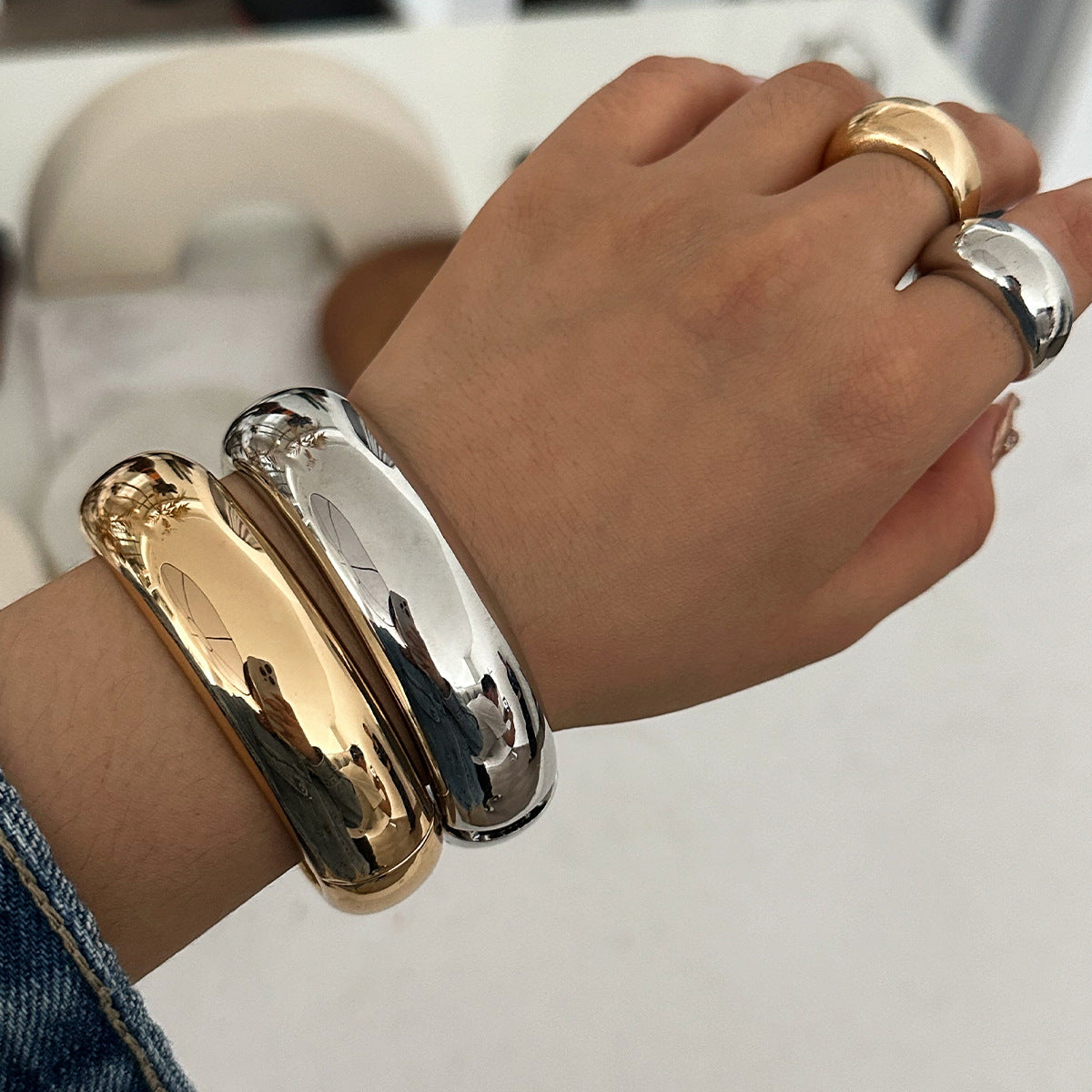 Bracelet  Métallique Brillant à Ressort – Design Irrégulier