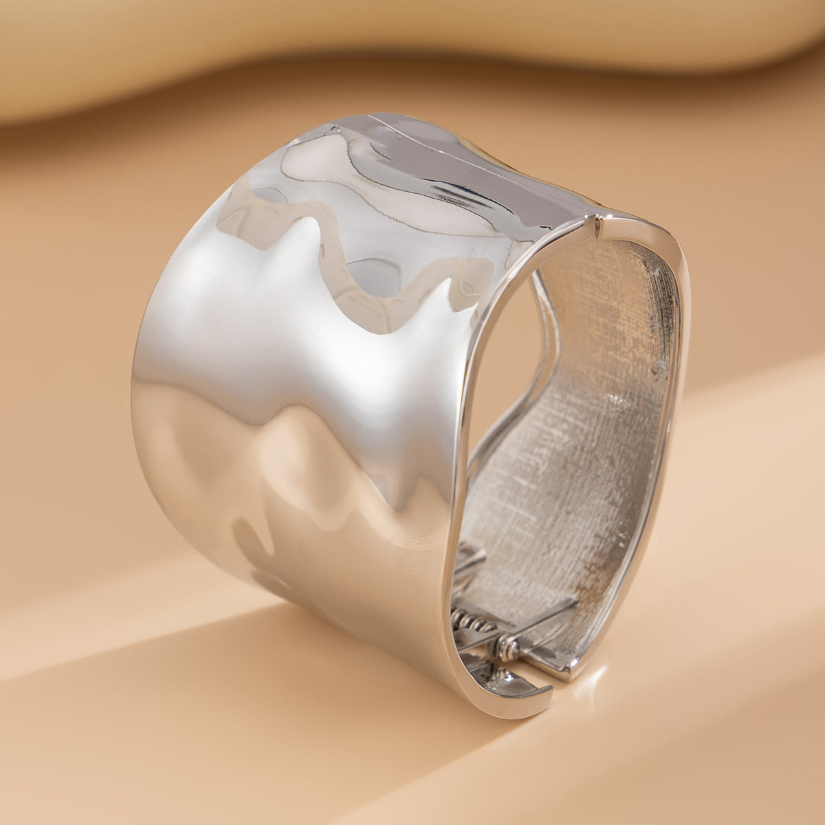 Bracelet  Métallique Brillant à Ressort – Design Irrégulier