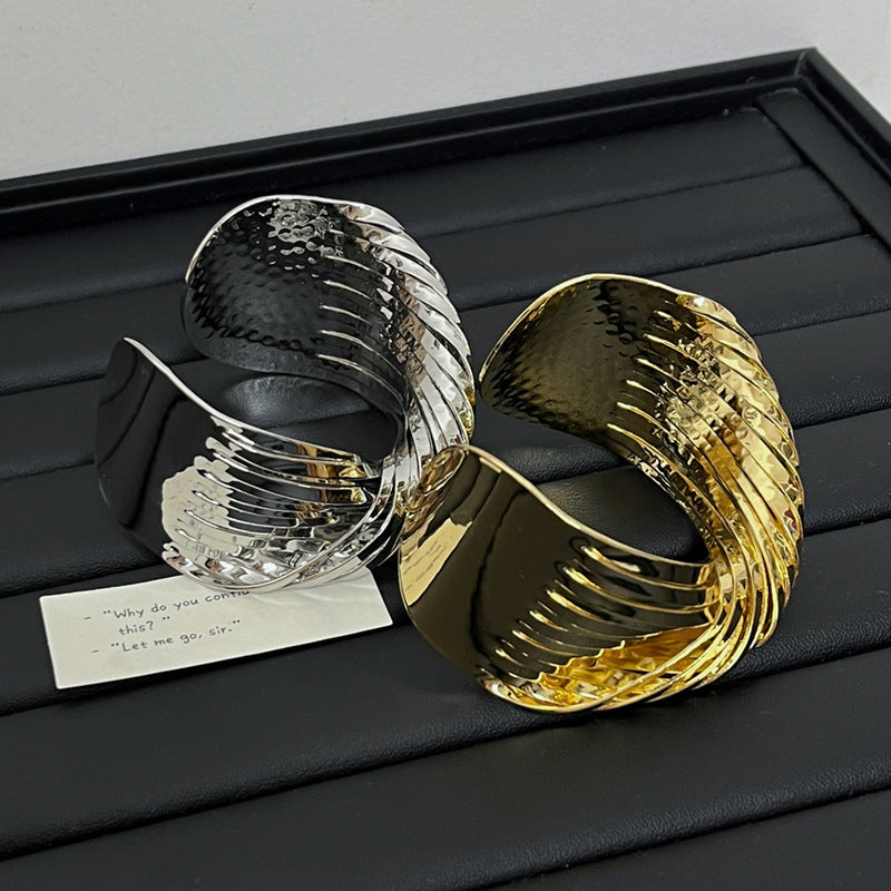 Bracelet Métallique Ajustable avec Ouverture – Style Rétro