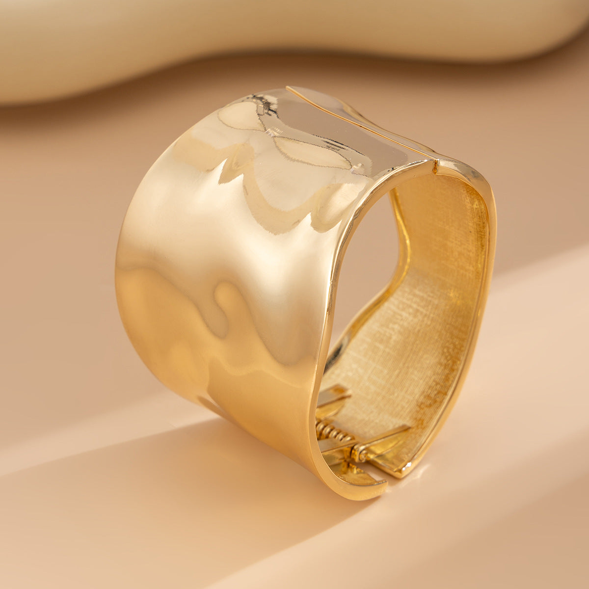 Bracelet  Métallique Brillant à Ressort – Design Irrégulier