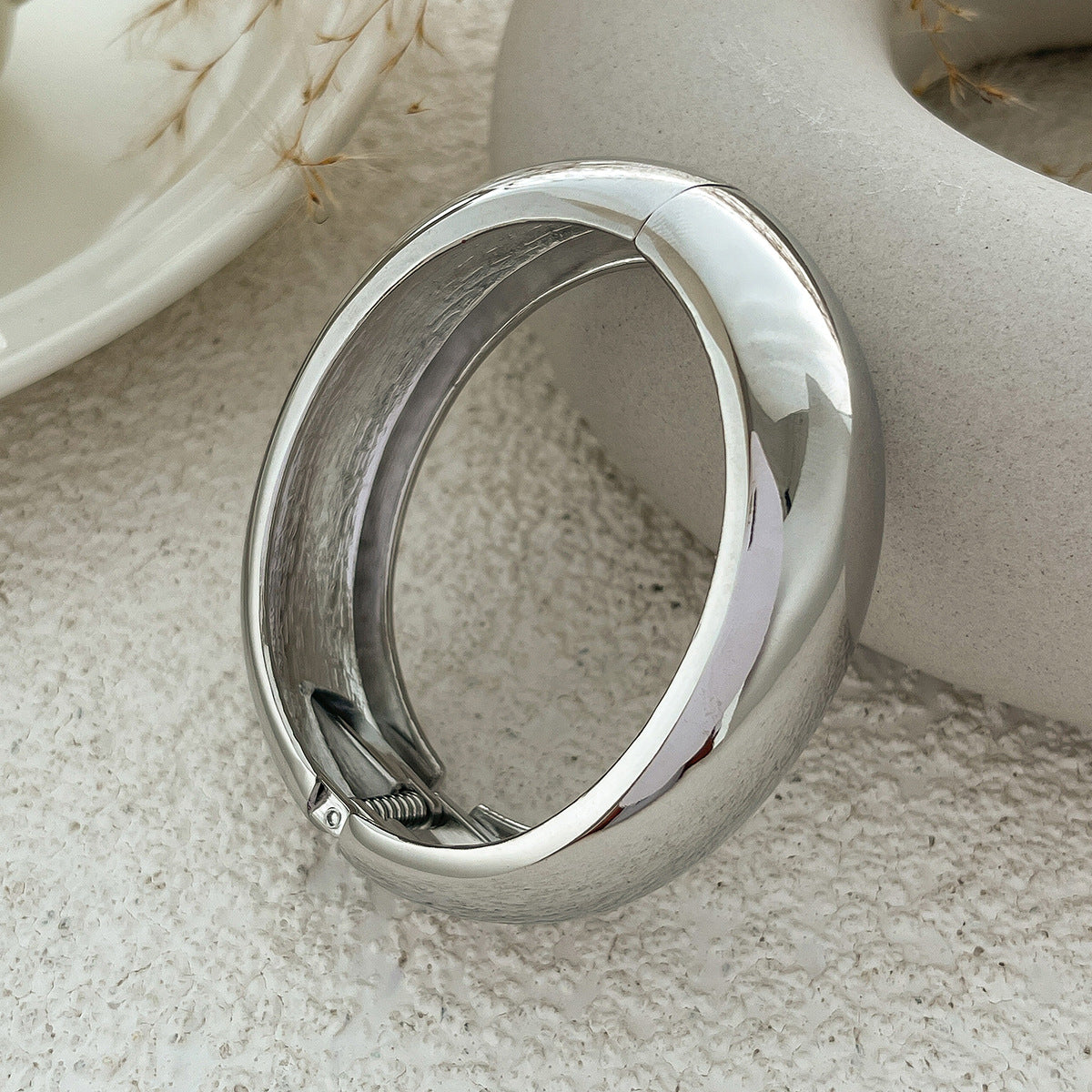 Bracelet  Métallique Brillant à Ressort – Design Irrégulier