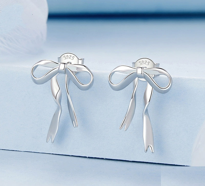 Boucles d'Oreilles Clous en Argent – Nœud Élégant